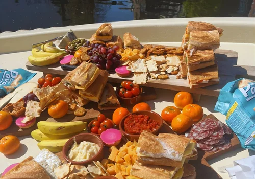 Borrelplank met snacks en broodjes op een boot