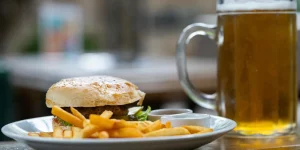 Burger und Bier auf einem Boot in Amsterdam