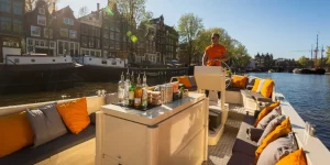 Kapitän leitet eine Cocktail-Kreuzfahrt in Amsterdam