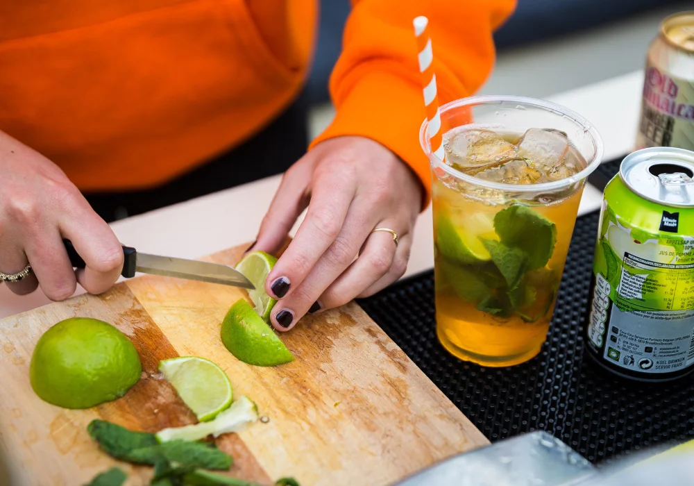 Limetten schneiden für einen Mojito auf der Cocktail Cruise Amsterdam