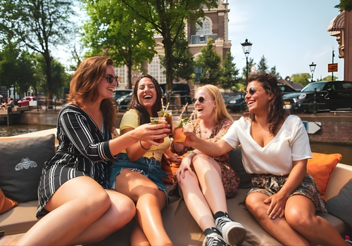 4 ladies toasting on the cocktail cruise Amsterdam