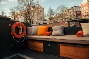 Comfortable seating on sloop Vording