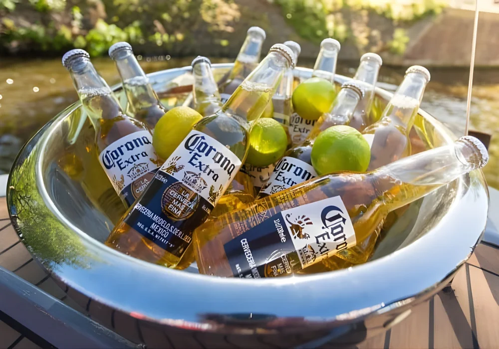 Corona Bier in einer Schale mit Limetten