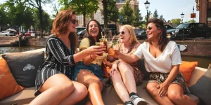 Frauen stoßen mit Cocktails auf einem Boot an