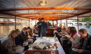 Diner aan boord Old Queen met drankjes