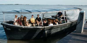 Überdachtes Boot auf dem Wasser in Volendam