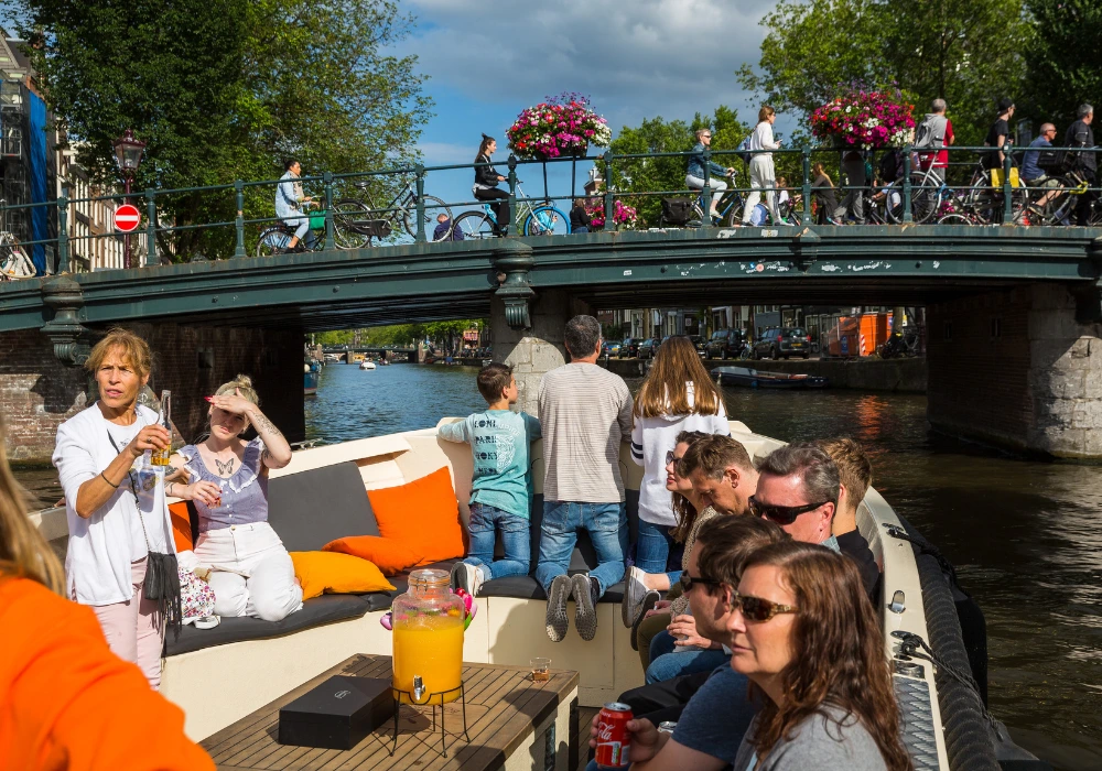 Familie op een rondvaartboot in amsterdam