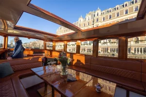 Innenraum eines Salonboots mit geöffnetem Dach – Amstel Hotel
