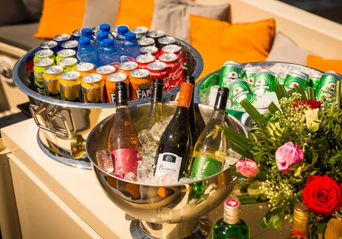 Auswahl an Erfrischungsgetränken, Wein und Bier