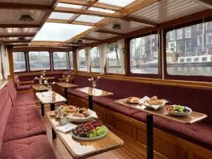 Gedekte tafel met snacks en fruit aan boord Salonboot Iris