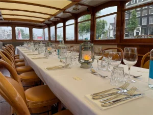 Gedekte tafel voor Diner Salonboot Roos
