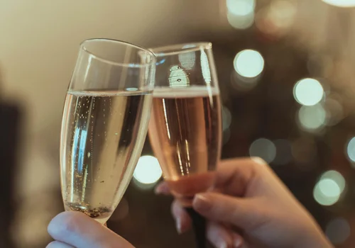 Anstoßen mit 2 Gläsern Prosecco