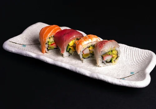 Sushi-Rolle auf einem Teller