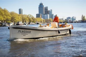Green Marine sloep met schipper op eht water