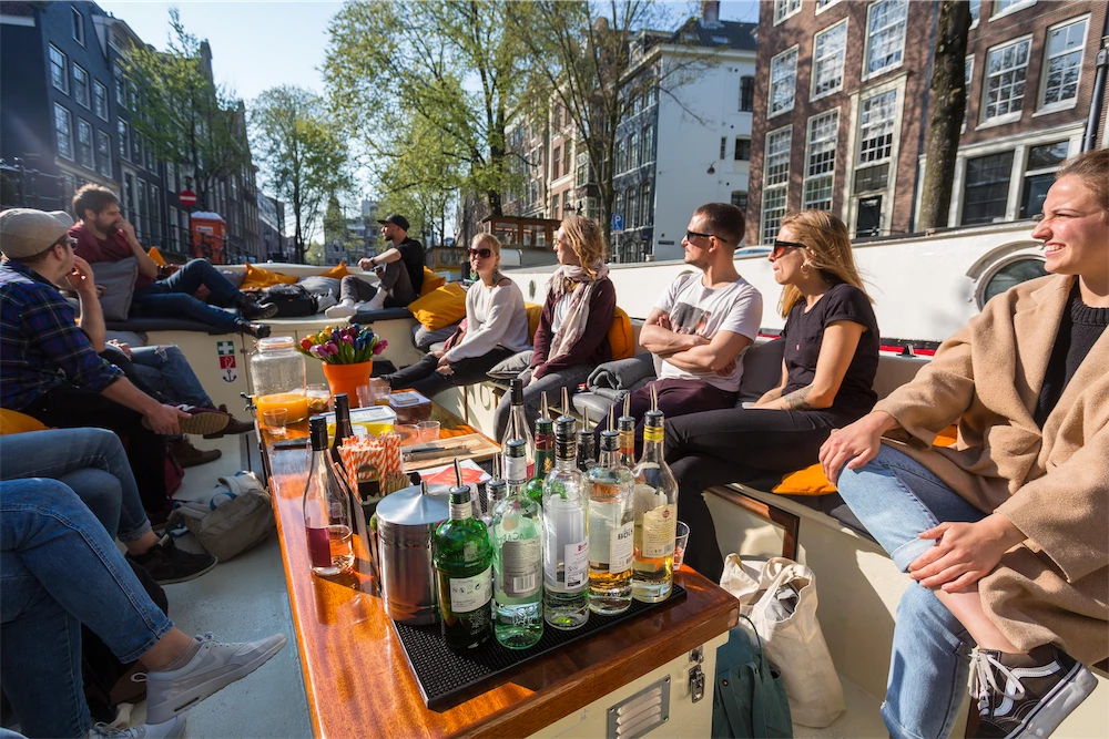 Groep borrelend op boot Lucky stripper op grachten