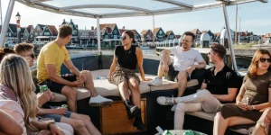 Groep kletsende mensen in boot Volendam
