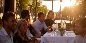 Eine Gruppe Menschen in einem Salonboot mit gedecktem Tisch