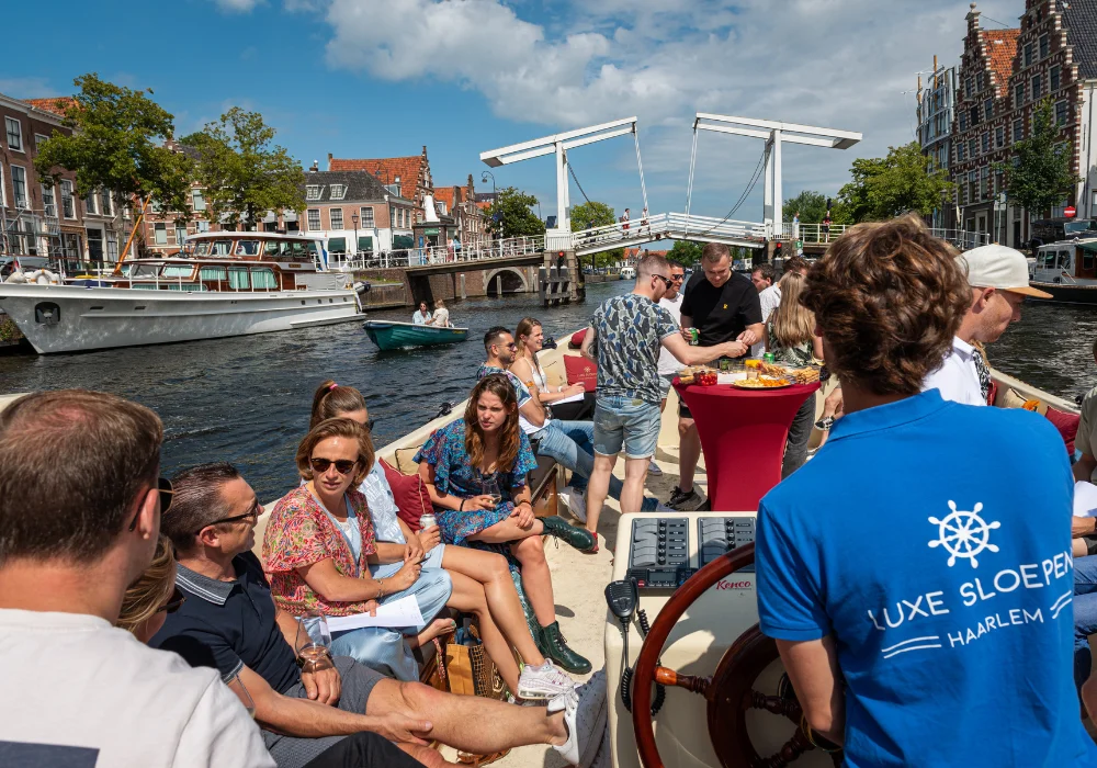 Groep mensen op een luxe sloep in Haarlem