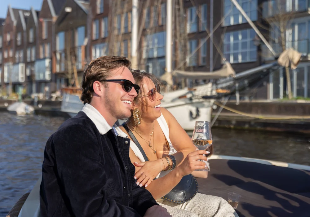 Koppel die tegen elkaar aan leunt op een boot