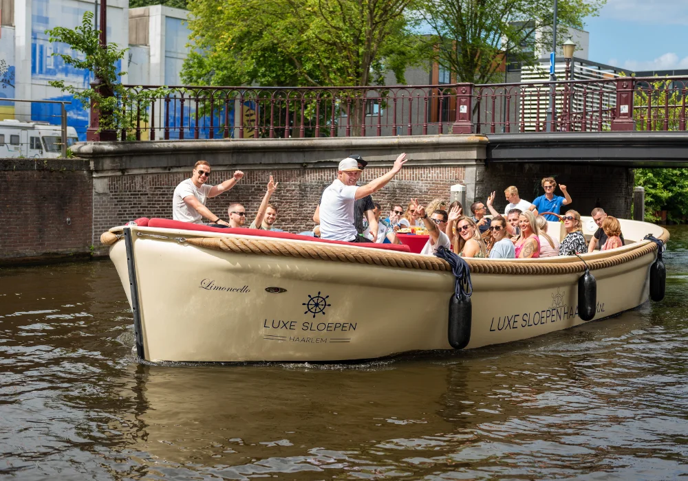 Gruppe von Menschen, die auf einer Schaluppe in Haarlem zurückwinken