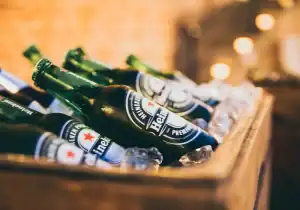 Heineken bierflessen op bierboot Amsterdam
