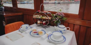 High Tea auf einem Boot in Amsterdam – gedeckter Tisch