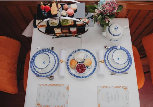 Gedeckter Tisch des High-Tea-Boots Amsterdam