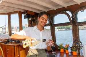 Hostes schenkt drankje op boot Wolk