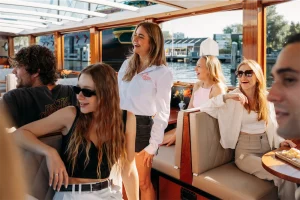 Hostess erklärt Amsterdam an Bord der Eveline