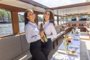 Hostessen auf dem Salonboot Titanic