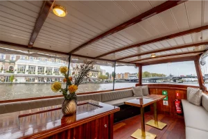 Interieur achterdek Salonboot old Queen