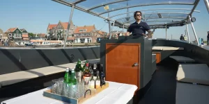 Schipper die een boot vaart in Volendam