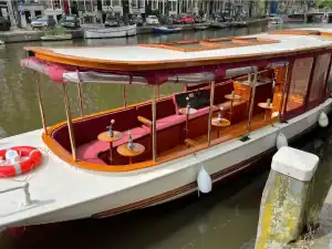 Interior photo saloon boat Griffioen with windows open