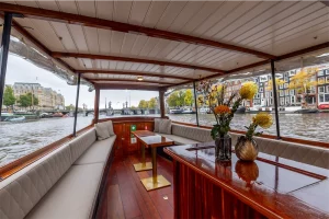 Interieur old queen salonboot met ramen open