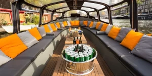 Innenraum einer luxuriösen überdachten Schaluppe in Amsterdam