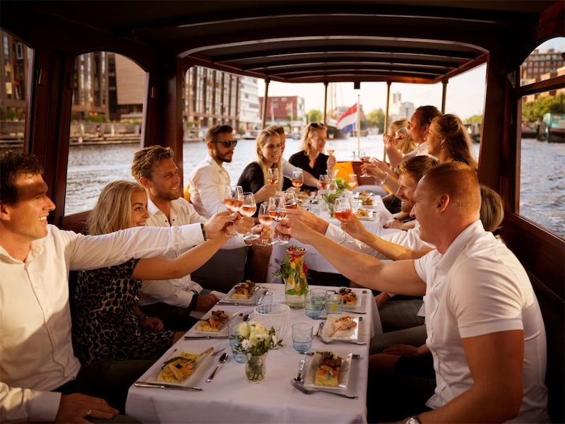 Luxuri&ouml;ses Salonboot auf dem Wasser