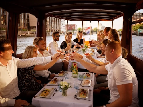 Luxuriöses Salonboot auf dem Wasser
