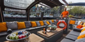 Innenraum einer Luxusschaluppe in Amsterdam