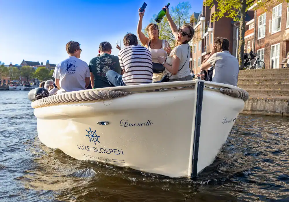 Luxe sloep haarlem sfeerfoto 1000x700 2 Groep mensen die feesten op een boot in Haarlem