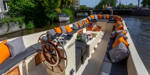 Innenraum der Luxusschaluppe Amsterdam