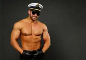 Magic Mike boot amsterdam man met schippers hoed op