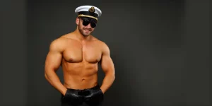 Magic Mike Bootsmann mit Kapitänsmütze