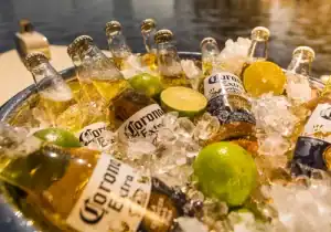 Flesjes corona bier in ijs op de Mexicaanse boot Amsterdam