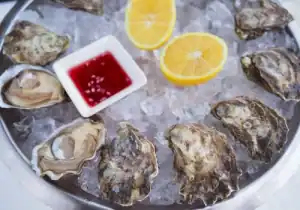 Oester op een schaal met ijs