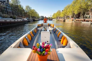 Overzicht interieur Green Marine sloep met drank arrangement