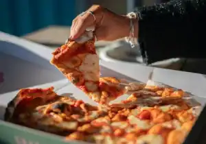 Snee pizza uit een pizzadoos