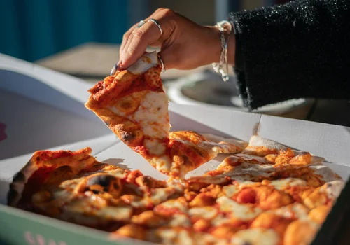 Pizzastück aus einer Pizzabox