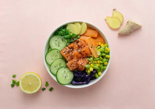 Poké Bowl auf einem Tisch