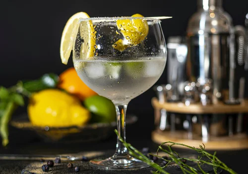 Gin und Tonic auf einem Tisch