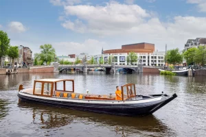 Salonboot Bartolotti vor dem Operngebäude Amsterdam